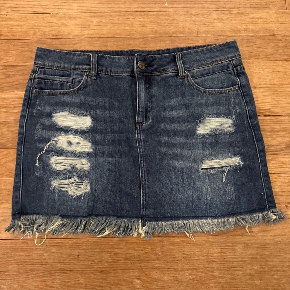 Tractr Blu medium wash distressed frayed hem denim mini jean skirt size M
b68